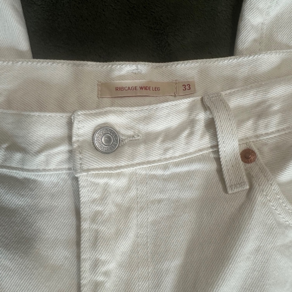 Levi white ribcage “barley freezing” color